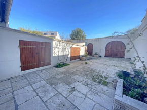Maison 6 pers. aux Saintes-Maries-de-la-Mer, proche commerces, 3 chambres, cour, cheminée - FR-1-475-124